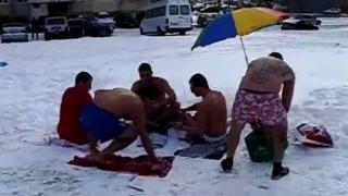 Снежни пийняци плажуват на студа (ВИДЕО)