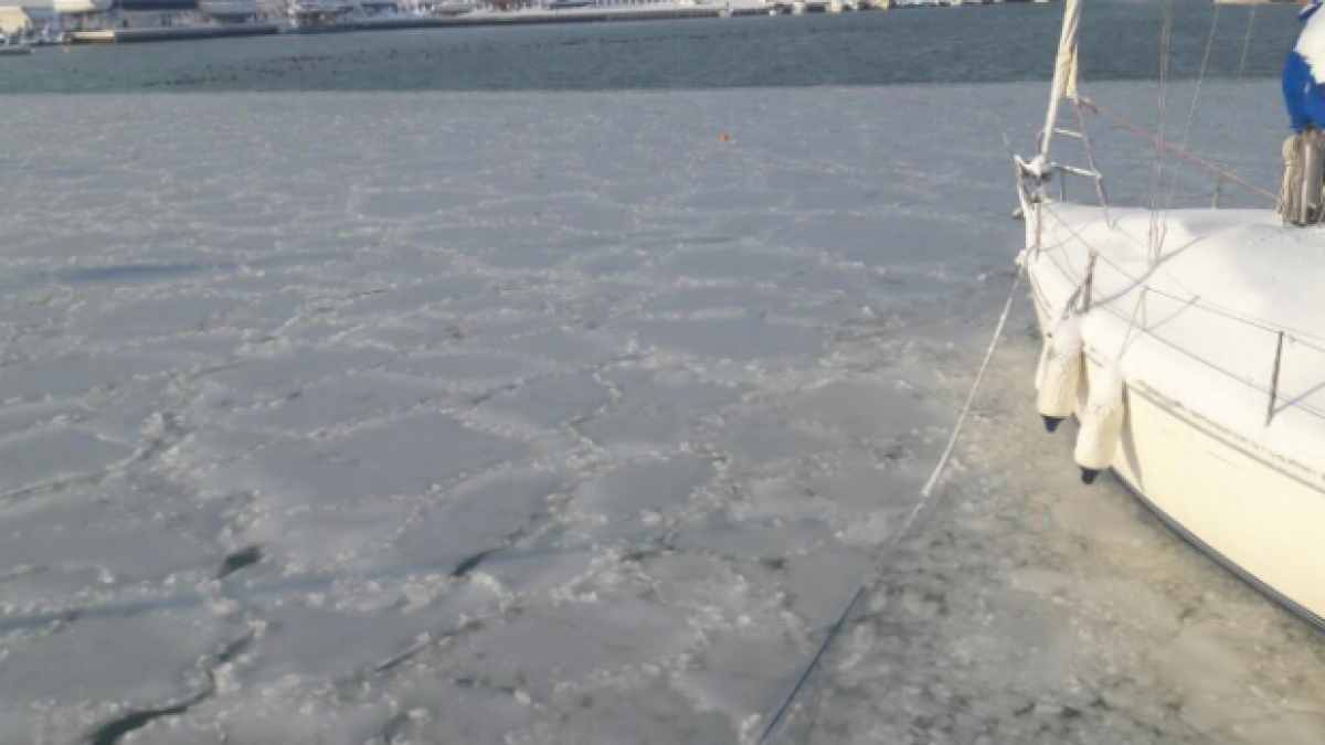 Морето замръзна, в Морската градина на Бургас карат ски
