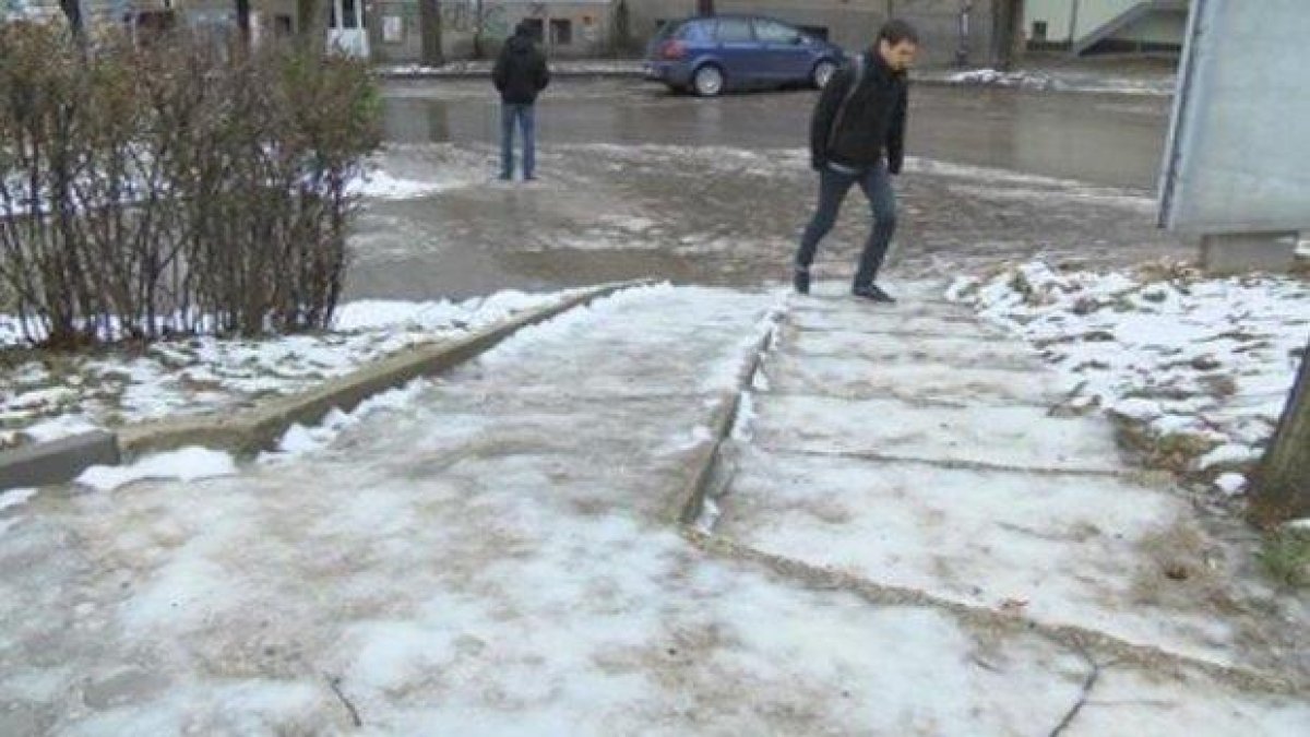 Над страната ни заваля леден дъжд, след него идва поледица