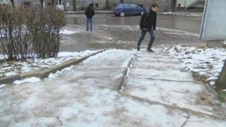 Над страната ни заваля леден дъжд, след него идва поледица