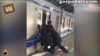 Професионални тъпкачи напъхват хора в метрото