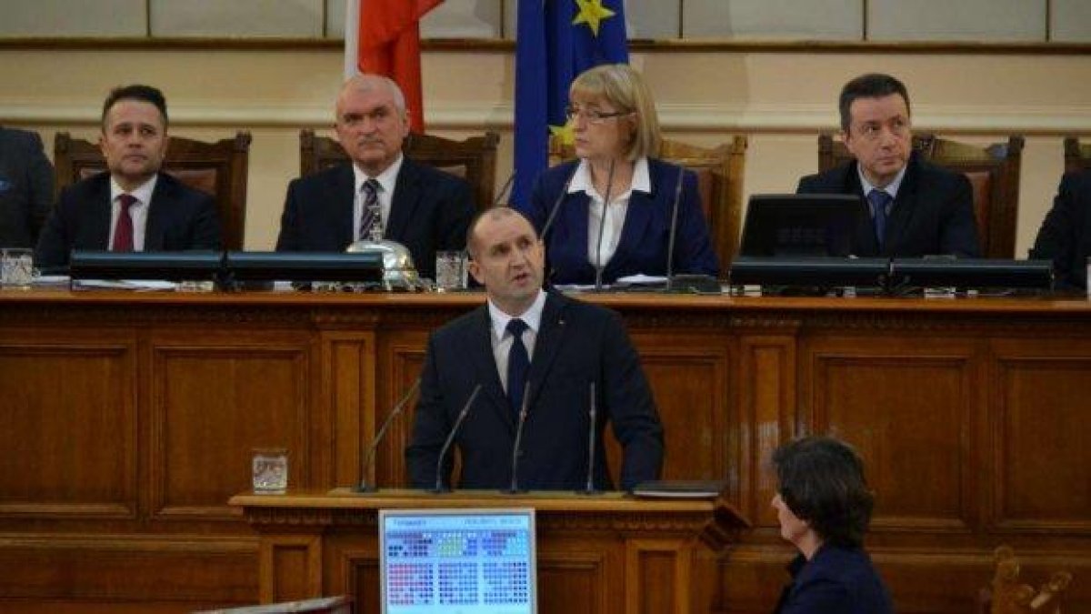Поискаха импийчмънт на Радев минути след като се закле като президент