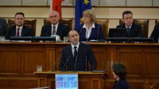 Поискаха импийчмънт на Радев минути след като се закле като президент