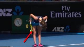 Насекомо каца под полата на тенисистка по време на мач