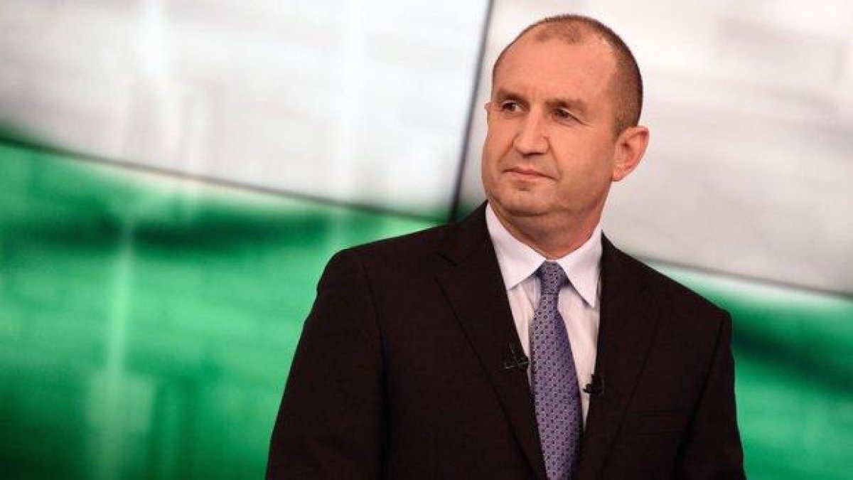 Какво пишат за Радев