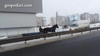 Каруца се движи в насрещното по оживен столичен булевард (ВИДЕО)