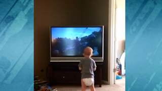 Бебе имитира всяко действие на герои от филм по телевизията