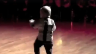 Момченце изнася невероятен танцов спектакъл (ВИДЕО)