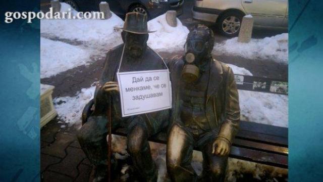 Емблематични паметници в София осъмнаха с протестни табелки и противогази (ВИДЕО)