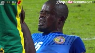 Вратар показва впечатляващи театрални умения