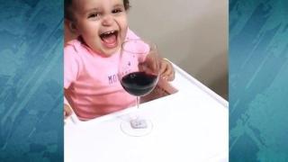Сладко бебе се мръщи на биберон и се радва на чаша вино (ВИДЕО)