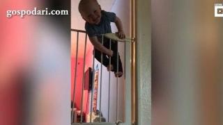 Ловко бебе изкачва висока решетка, за да се измъкне от стаята си (ВИДЕО)