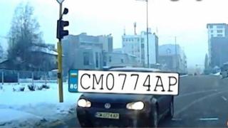 Шофьор прави опасен обратен завой и влиза в насрещното