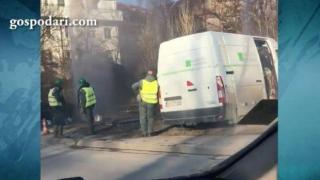 Гейзер изби от тръба на булевард в София (ВИДЕО)