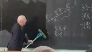 Преподавател чисти дъска по нестандартен, но практичен начин (ВИДЕО)