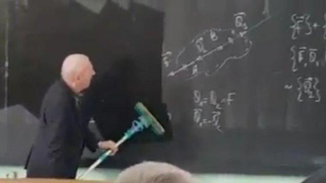 Преподавател чисти дъска по нестандартен, но практичен начин (ВИДЕО)
