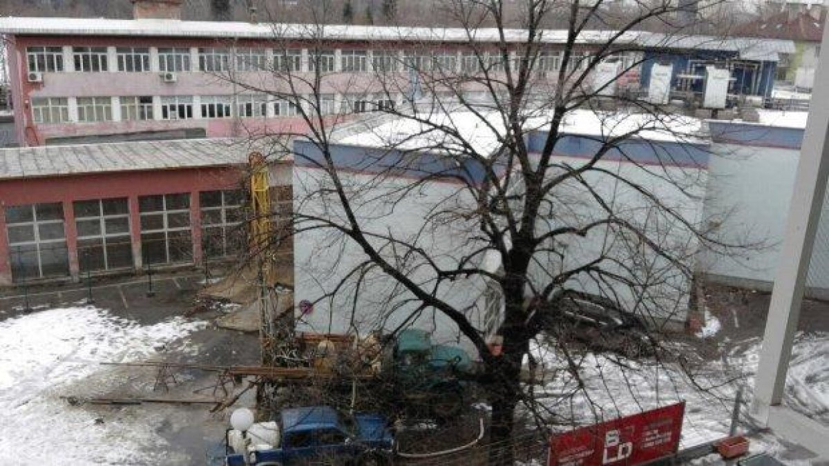 Строят 8 етажен блок в двора на софийско училище?