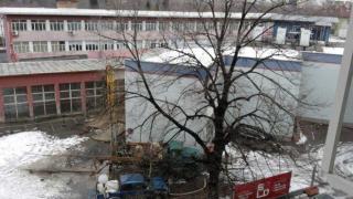 Строят 8 етажен блок в двора на софийско училище?