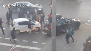 Нагло засичане и още по нагло минаване през тротоара
