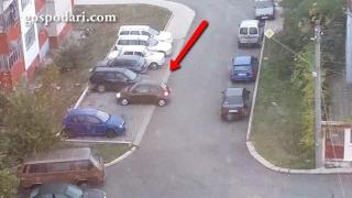 Шофьор тренира паркиране на малка кола на голямо разстояние (ВИДЕО)