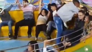 Луда въртележка почти не оставя дрехи на хората (ВИДЕО)