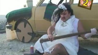 Пребити музиканти възпяват космите и миризмите на мъж в рокля