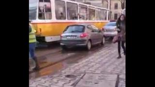 Тарикати карат по релсите в забранената за коли столична улица (ВИДЕО)