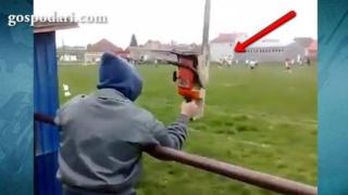 Мъж включва моторна резачка, за да пречи на футболисти да играят мач (ВИДЕО)