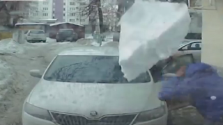 Огромен къс лед пада върху кола, секунда след като мъж излиза от нея (видео)