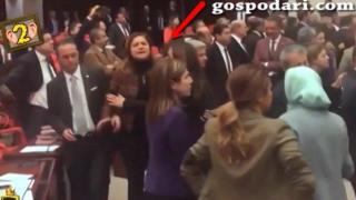 Масови сблъсъци, обиди и шамари се вихрят в турския парламент