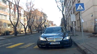 Made in Bulgaria- мъж паркира на пешеходна пътека, никой не го санкционира (ВИДЕО)