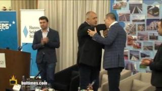 Предизборната кампания започна с целуване на ръце, кючеци, песни и танци