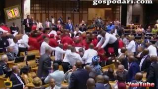 Масов бой в парламент между охрана и депутати