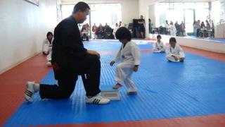 Сладко бебе показва упоритост и сила на тренировка по таекуондо (ВИДЕО)