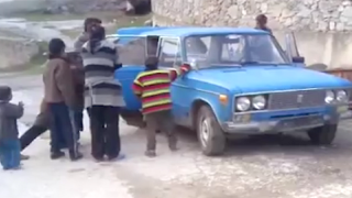 Роми набутват магаре в стара кола (ВИДЕО)