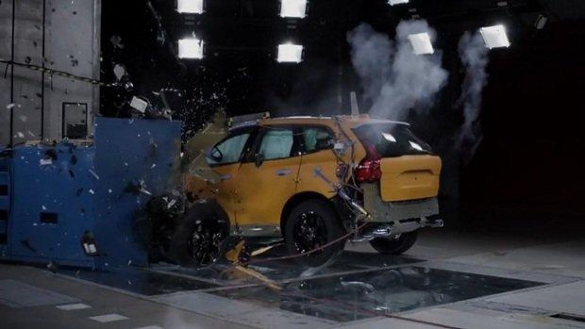 Вижте как новото Volvo оцелява при много лоши краш тестове (ВИДЕО)