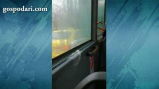 Дъжд вали в автобус на Градска мобилност (ВИДЕО)