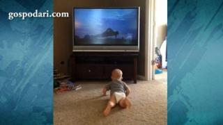 Сладко бебе гледа упражнения по телевизията и се мъчи да ги повтори (ВИДЕО)