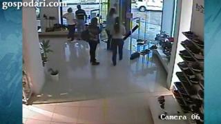 Ураганен вятър разрушава магазин (ВИДЕО)