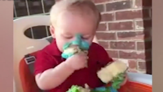 Готин малчуган се омазва жестоко, докато яде донът (ВИДЕО)