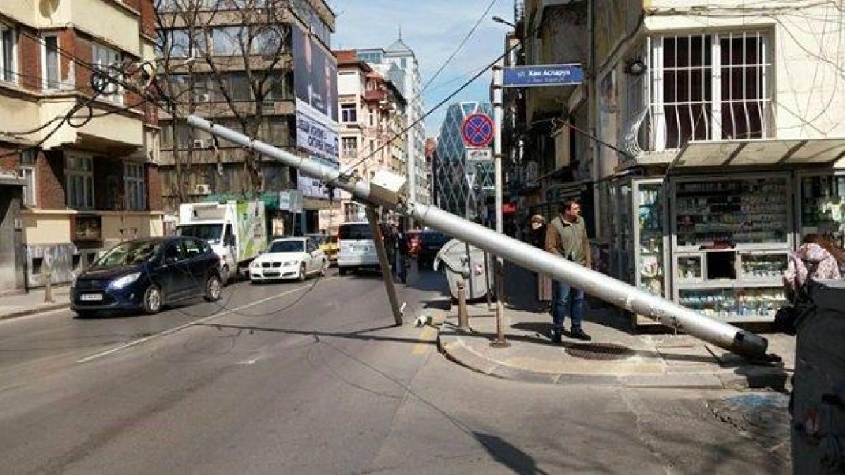 Стълб на контактната мрежа на тролейбусите падна на оживено място в София (СНИМКИ)