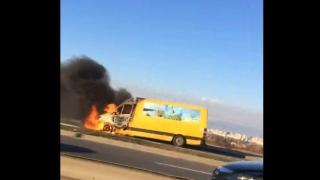 Бус се запали на околовръстното в София (ВИДЕО)