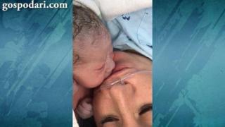 Първа целувка между майка и новороденото й бебе (ВИДЕО)