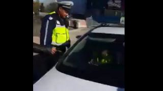 Полицаи спират шофьор в крайна лява лента, мъжът бесен, че го обвиняват без доказателства (ВИДЕО)