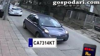 Мъж краде дамска чанта за секунди и то пред църква