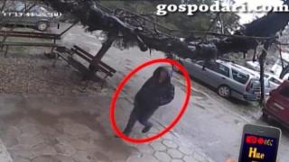 Мъж "бере" врати от входовете