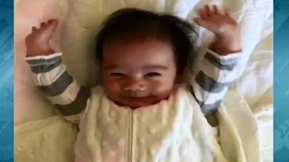 Забравете за кафето, това сладко бебе показва как да се събуждаме сутрин (ВИДЕО)