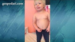 Сладко бебе се мъчи да си закопчае панталона (ВИДЕО)