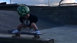 Смел бебок кара страхотно скейборд (ВИДЕО)