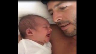 Грижовен татко успива новородено бебе с хитър номер (ВИДЕО)